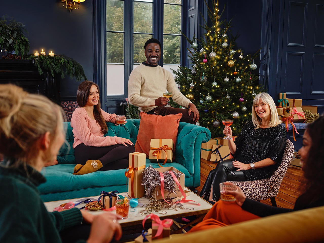 Kerstboom met eigentijdse en klassieke decoratie. Kerstboom met eigentijdse en klassieke decoratie.