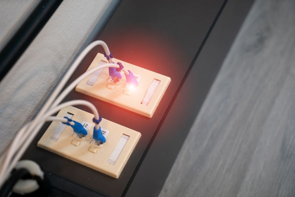 Netjes georganiseerde kabels voor een opgeruimd bureau. Netjes georganiseerde kabels voor een opgeruimd bureau.
